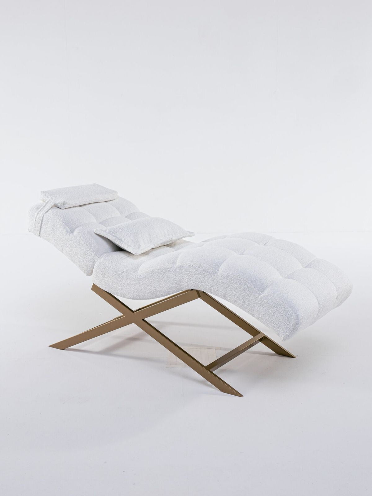 Curved lash bed